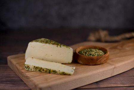 Монкле́р Канапа — сыр полутвёрдый, в обсыпке из конопляных семян от "Мамонтовская сыроварня"150 гр.